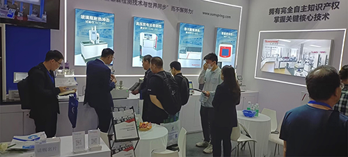 客戶駐足觀看、咨詢